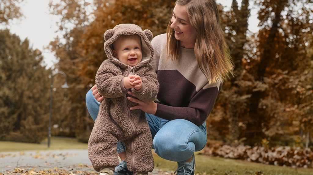 Vestir a mi bebé para un paseo en otoño
